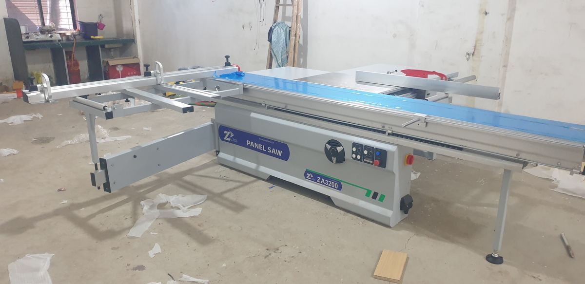 Sliding carriage and squaring fence detail on the ZA-3200 panel saw.
